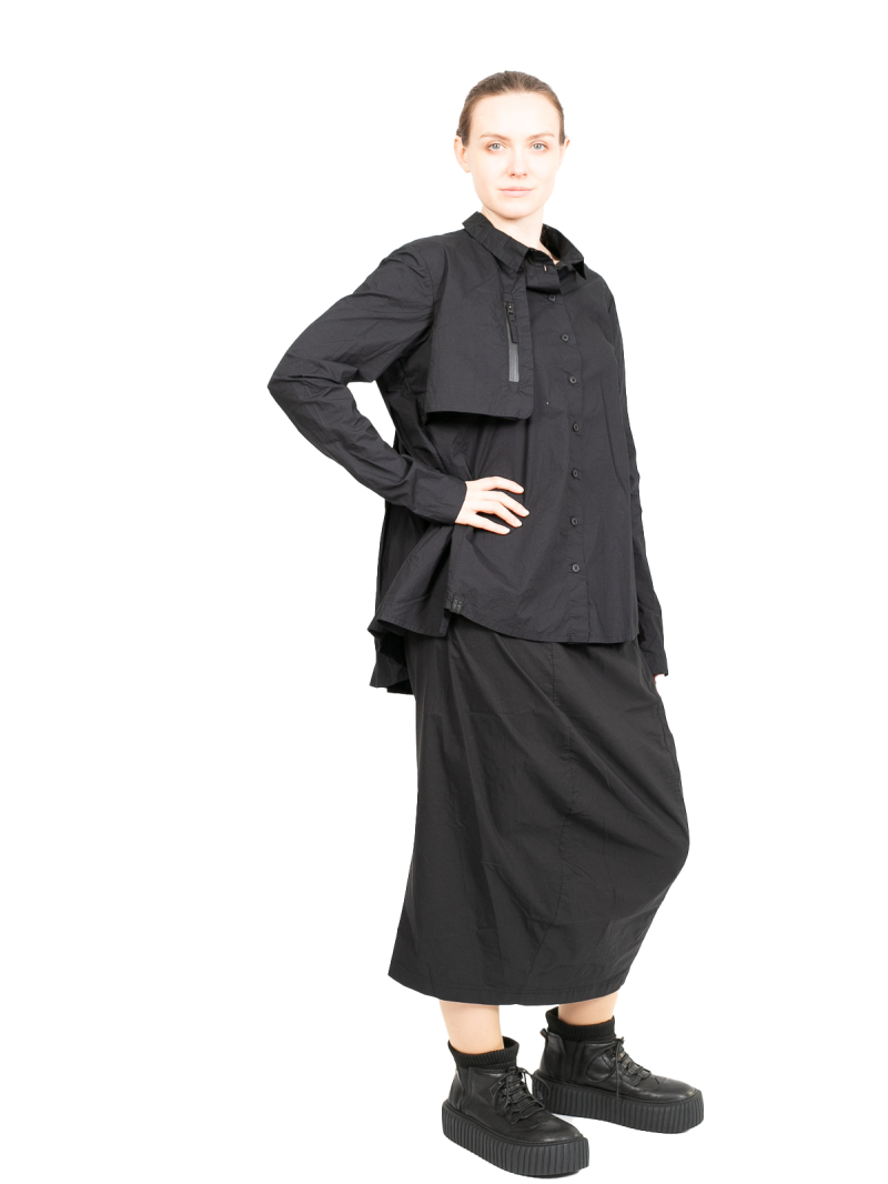 Rundholz Black Label - Блузка-рубашка с рюшами сзади и нагрудным карманом из поплина черного цвета - 2243320413