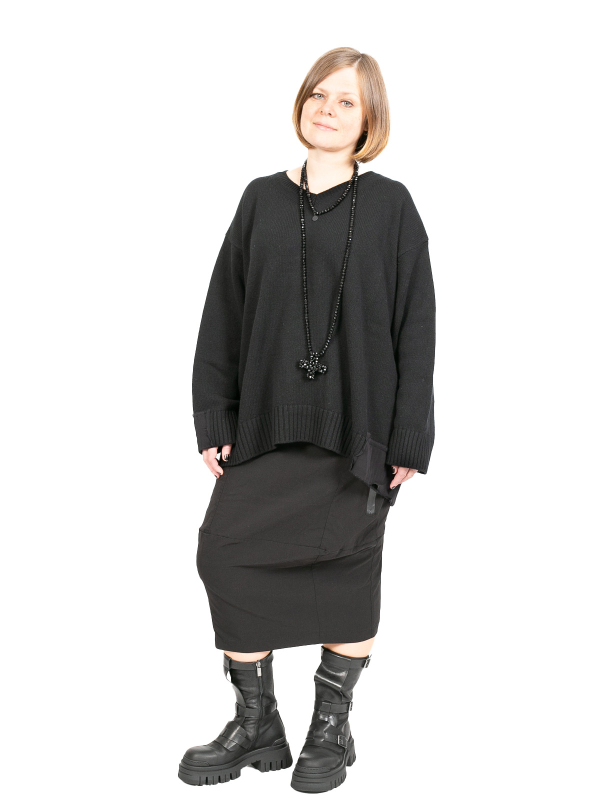 Aequamente - V-neck cashmere sweater with silk details Black